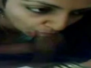 Indian girlfriend luvs deepthroating cock